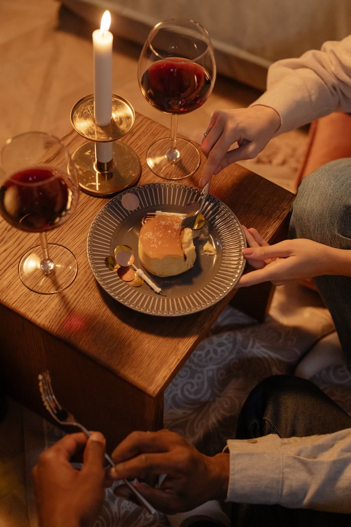 Assiette et verres de vin à la lueur d'une bougie